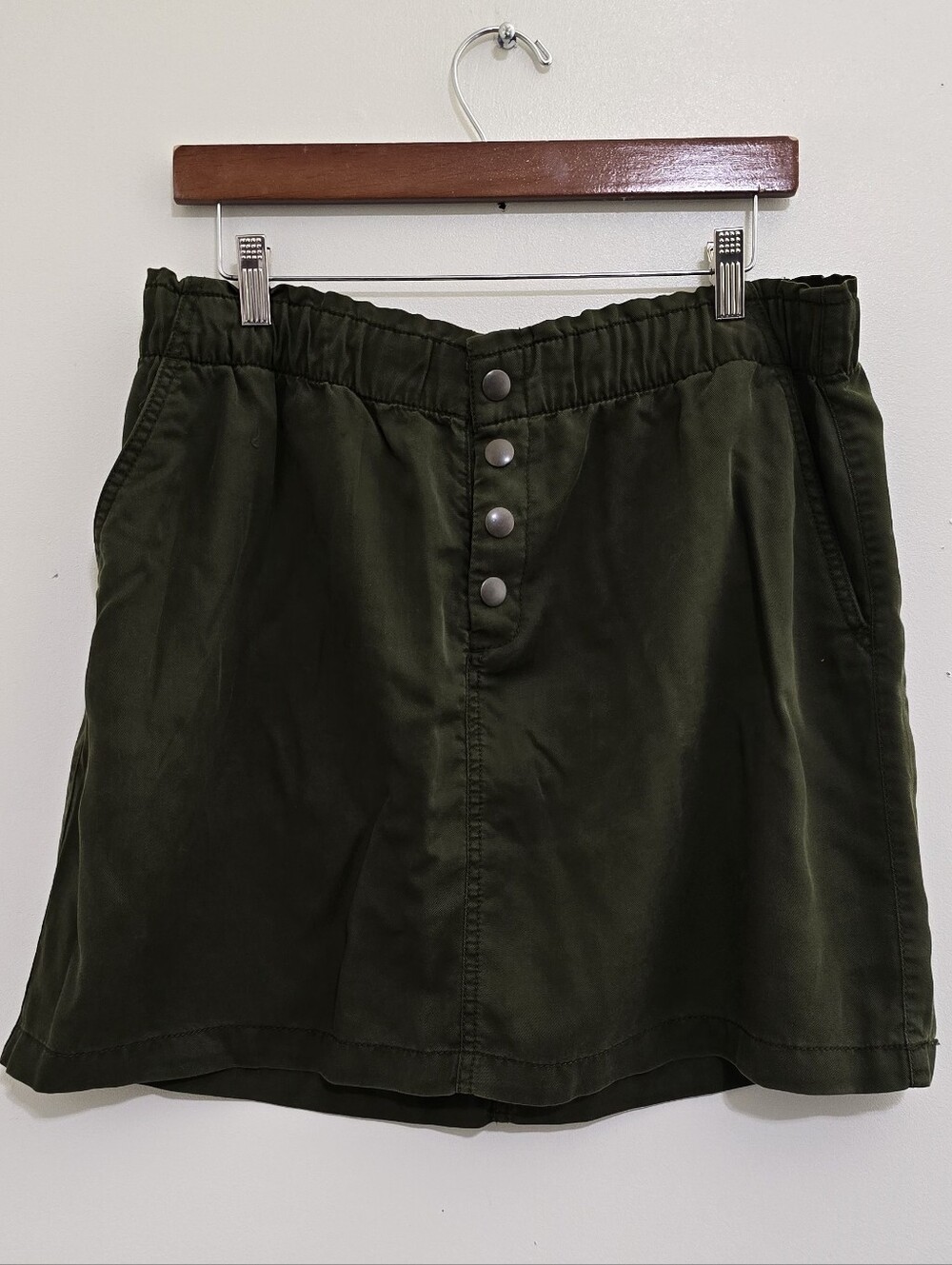 LOFT size Large Button Front Elastic Waist Short Mini Skirt Green Pockets